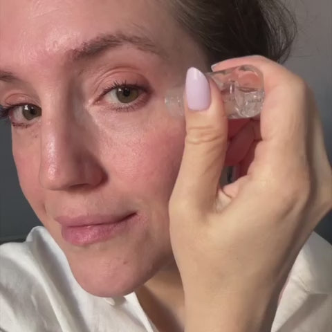 Charger la vidéo : <p><strong>Grâce</strong> à des points de contact ultra-fins de <strong>qualité</strong> cosmétique, il contribue à<strong> améliorer</strong> l'absorption de notre sérum anti-âge en <strong>pénétrant délicatement</strong> au-delà de la couche la plus externe de la peau, rapprochant ainsi les ingrédients clés de l'endroit où ils peuvent visiblement lisser, <strong>raffermir et revitaliser</strong> votre teint.</p>