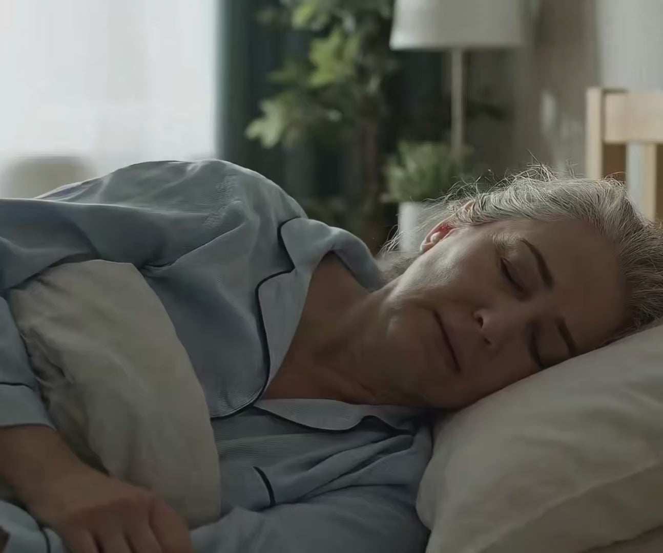 Charger la vidéo : &lt;h2&gt;&lt;/h2&gt;&lt;p&gt;Si vous êtes ici, il y a de fortes chances que vous subissiez des &lt;strong&gt;matins douloureux et des nuits agitées&lt;/strong&gt;.&lt;/p&gt;&lt;p&gt;Peut-être est-ce une &lt;strong&gt;raideur cervicale&lt;/strong&gt; qui rend difficile le fait de tourner la tête ? Ou des &lt;strong&gt;maux de tête&lt;/strong&gt; matinaux qui gâchent votre journée dès le réveil ? Peut-être encore cette &lt;strong&gt;tension dans les épaules&lt;/strong&gt;… ou un sommeil de mauvaise qualité qui vous laisse fatigué, peu importe la durée de votre nuit.&lt;/p&gt;&lt;p&gt;&lt;strong&gt;Le résultat ?&lt;/strong&gt; Vous êtes épuisé avant même d’avoir commencé votre journée. Et vous en avez assez des antidouleurs et des traitements coûteux qui ne donnent aucun résultat.&lt;/p&gt;&lt;p&gt;&lt;strong&gt;Il existe une solution simple.&lt;/strong&gt;&lt;/p&gt;